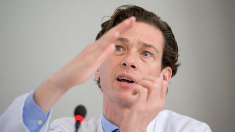 Der Neurochirurg Peter Vajkoczy auf einer Pressekonferenz in der Charité, Berlin 2014