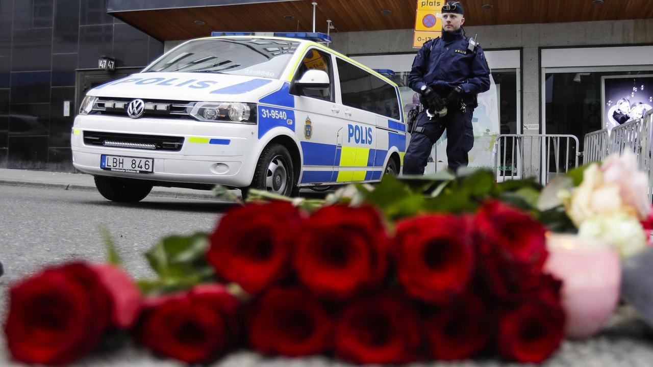 Blumen liegen nahe des Anschlagsorts in Stockholm.