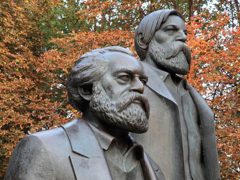Statuen von Karl Marx und Friedrich Engels in einem Park an der Spree in Berlin-Mitte; geschaffen wurden sie 1986 von Ludwig Engelhardt.