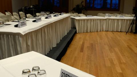 Leere Tische mit den Schildern der beteiligten Länder an der Syrien-Friedenskonferenz in Montreaux