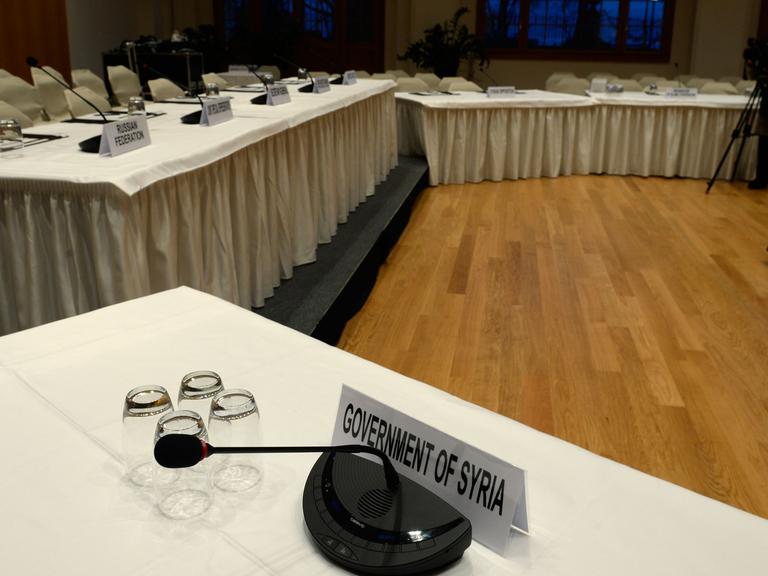 Leere Tische mit den Schildern der beteiligten Länder an der Syrien-Friedenskonferenz in Montreaux