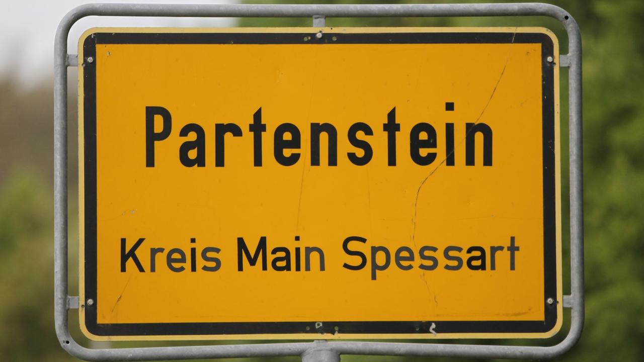 Blick auf das Orts-Einfahrtsschild der Gemeinde Partenstein (Landkreis Main-Spessart/Unterfranken) am 16.05.2011. Foto: Daniel Karmann dpa/lby | Verwendung weltweit