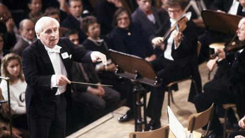 Ein Foto zeigt Vaclav Neumann im Dezember 1989 beim Dirigieren der Tschechischen Philharmonie - zur Unterstützung des Prager Bürgerforums.