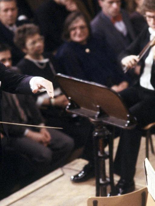 Ein Foto zeigt Vaclav Neumann im Dezember 1989 beim Dirigieren der Tschechischen Philharmonie - zur Unterstützung des Prager Bürgerforums.