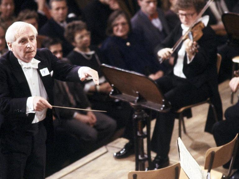 Ein Foto zeigt Vaclav Neumann im Dezember 1989 beim Dirigieren der Tschechischen Philharmonie - zur Unterstützung des Prager Bürgerforums.