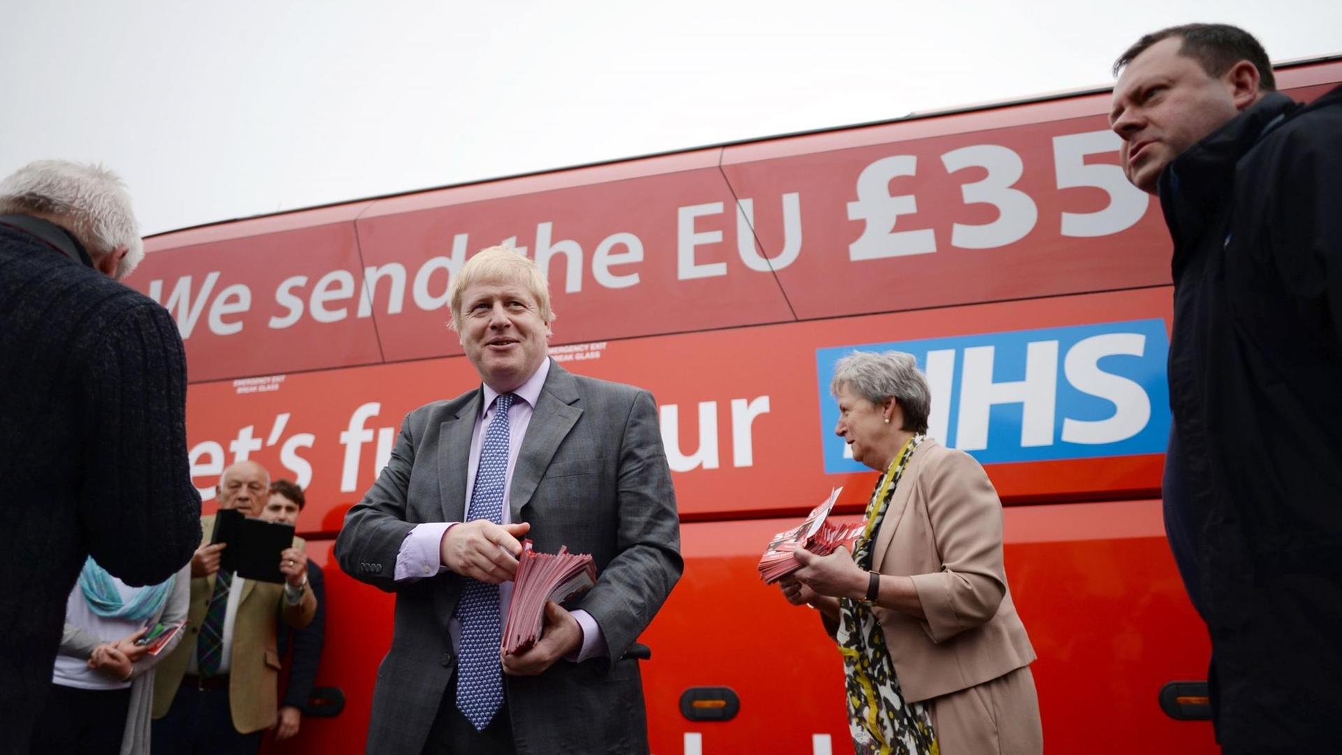 Boris Johnson vor dem Brexit-Kampagnen-Bus (2016)