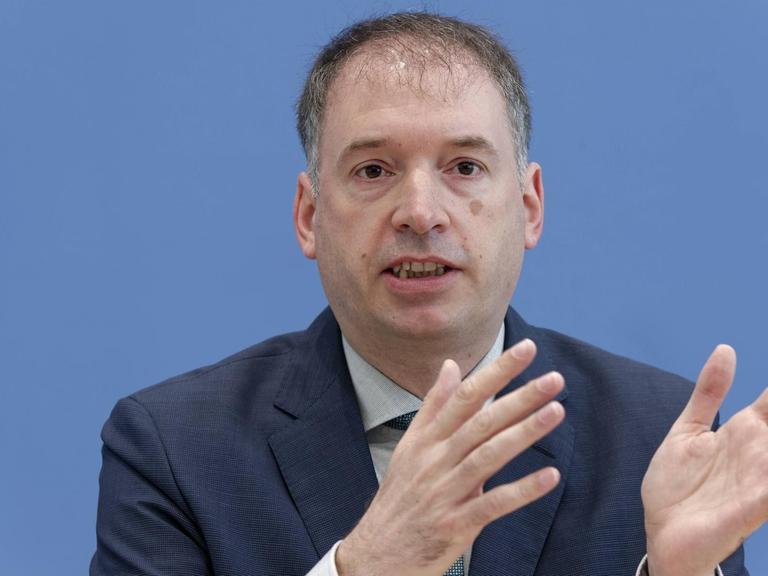 Niels Annen (SPD), Obmann des Auswärtigen Ausschusses im Bundestag, steht in der Bundespressekonferenz den Journalisten Rede und Antwort.