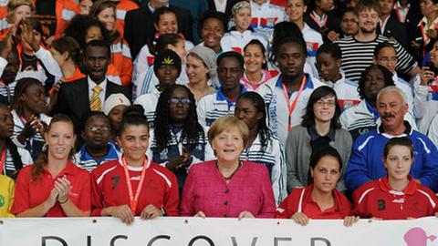 Hoher Besuch: Bundeskanzlerin Angela Merkel beim Frauenfußball-Festival "Discover Football" in Berlin-Kreuzberg.