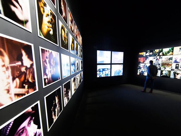 Ein Besucher betrachtet die Ausstellung "The Velvet Underground - New York Extravaganza" in der Philharmonie de Paris in Paris.