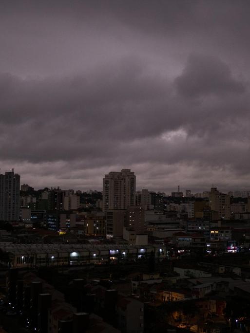 In der brasilianischen Stadt Sao Paulo ist den abgedunkelten Himmel zu sehen.