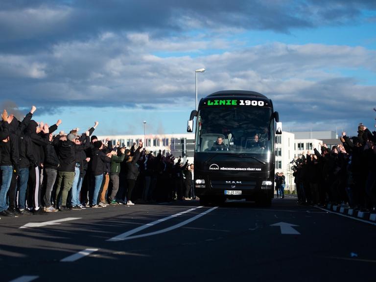 Die Gladbacher Fans empfangen den Gladbacher Mannschaftsbus vor dem Stadion.
