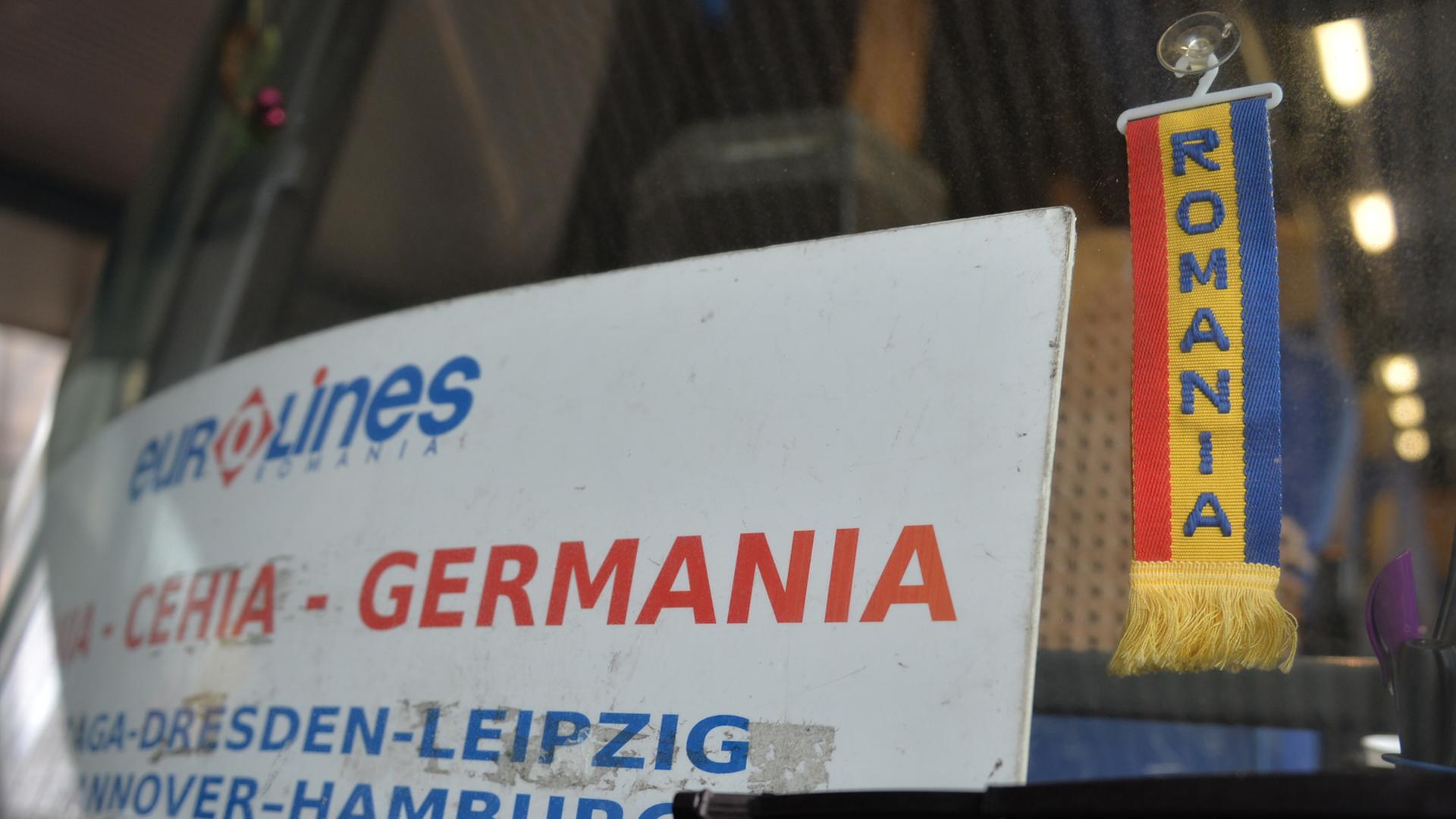 Ein Bus von Rumänien nach Deutschland - nun soll es ein Gesetz gegen Sozialmissbrauch durch Zuwanderer aus der EU geben.