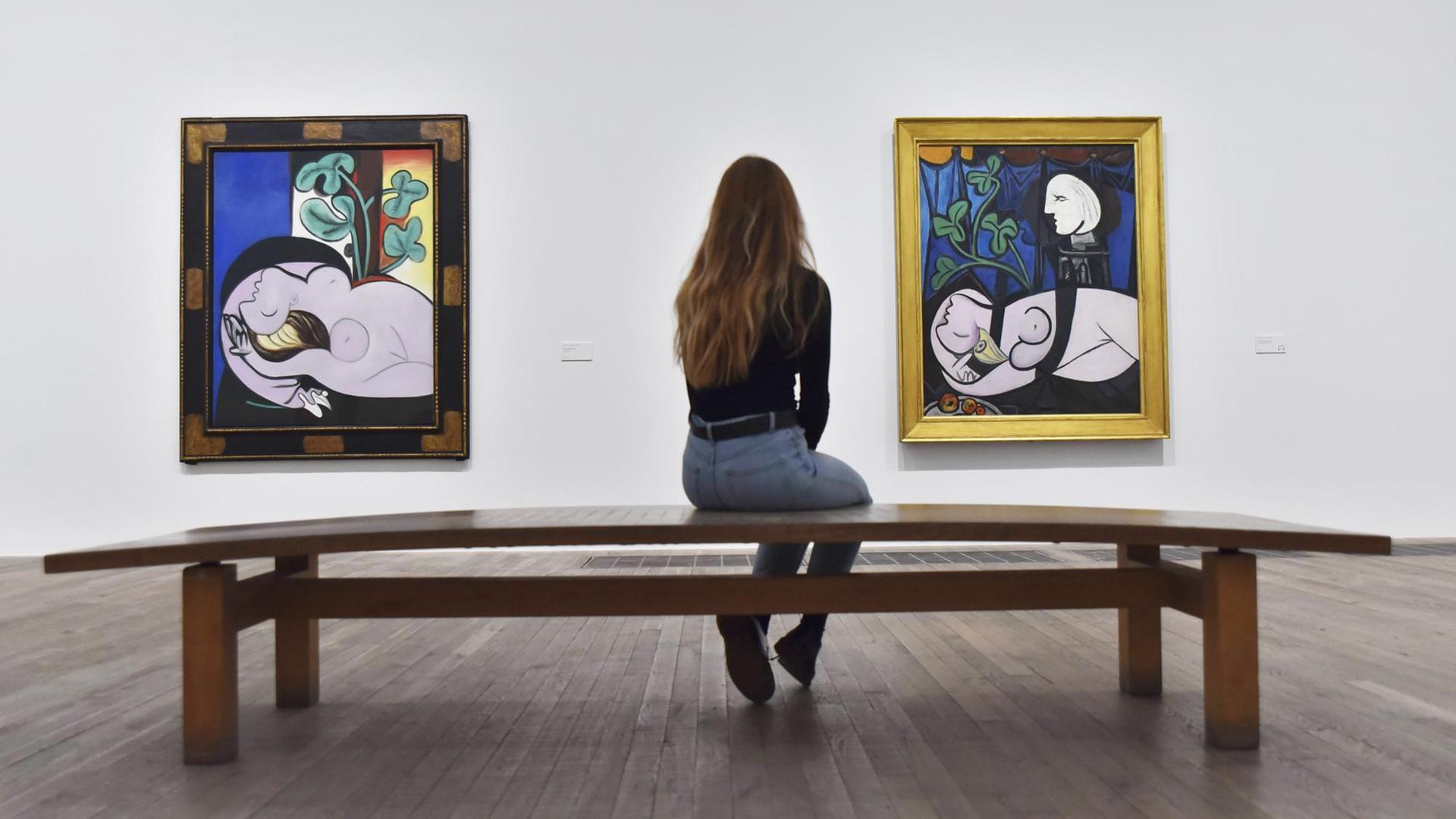 Eine Frau betrachtet in der Ausstellung "Liebe, Ruhm, Tragödie - Picasso 1932" zwei Werke von Pablo Picasso.