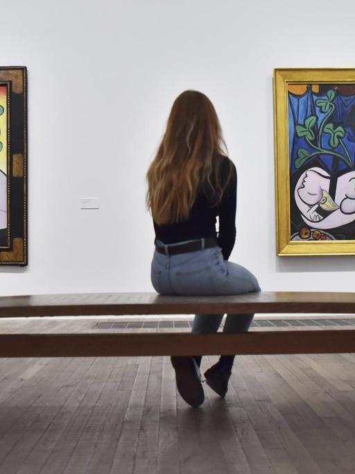 Eine Frau betrachtet in der Ausstellung "Liebe, Ruhm, Tragödie - Picasso 1932" zwei Werke von Pablo Picasso.
