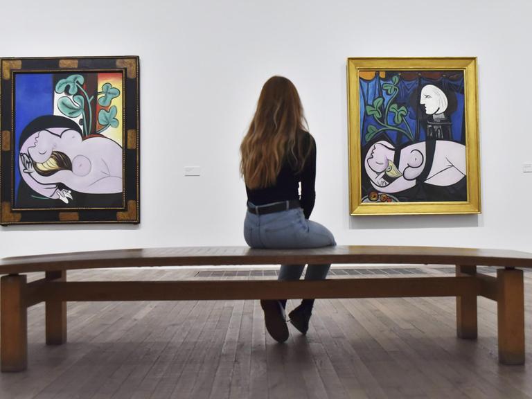 Eine Frau betrachtet in der Ausstellung "Liebe, Ruhm, Tragödie - Picasso 1932" zwei Werke von Pablo Picasso.