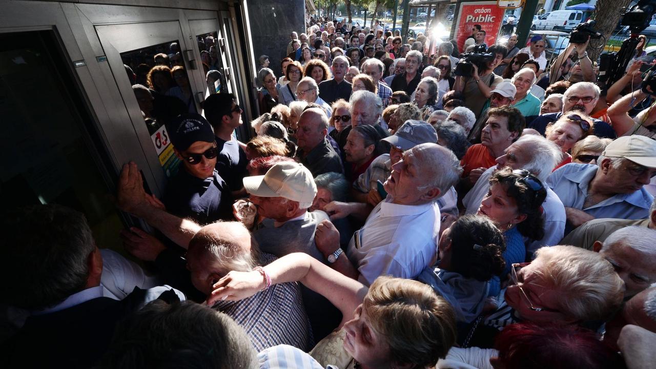 Rentner drängeln sich vor einer Bank in Athen, um ihre Renten ausgezahlt zu bekommen.