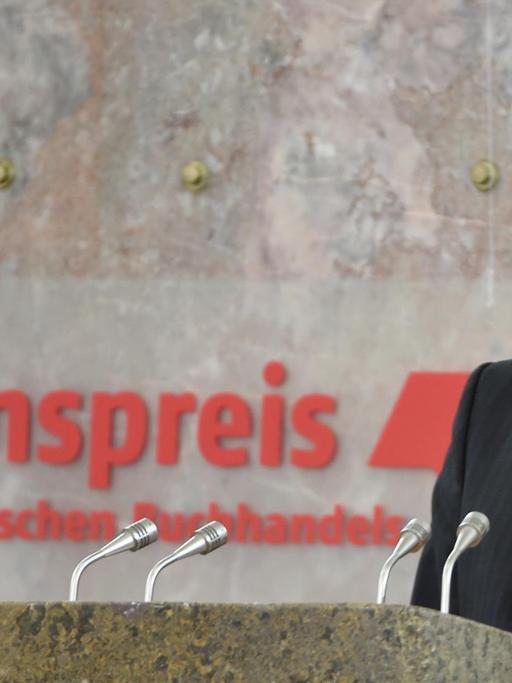 Navid Kermani hält am 18.10.2015 bei der Verleihung des Friedenspreises des Deutschen Buchhandels nach der Auszeichnung seine Dankesrede