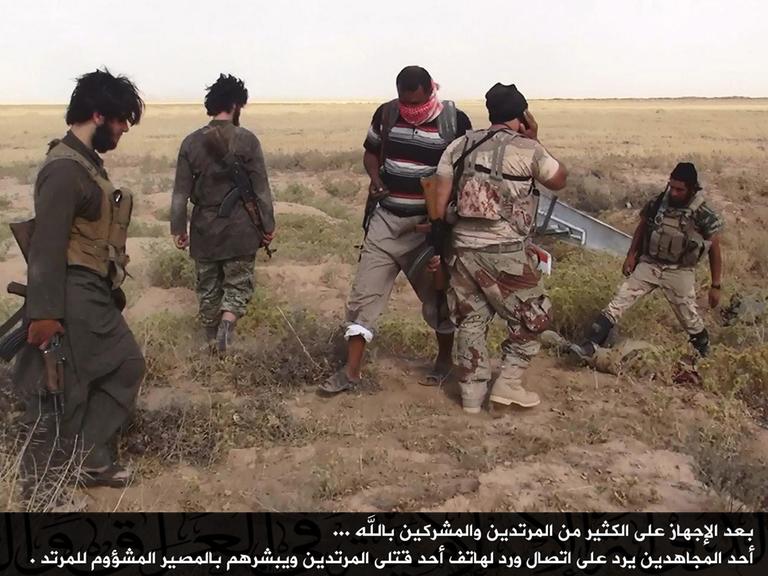 Gruppe von IS-Kämpfern an der syrisch-irakischen Grenzen auf einem nicht näher bezeichneten Foto, dass die den Dschihadisten nahestehende Gruppe Albaraka News am 17. Juni 2014 auf Twitter veröffentlicht hat.