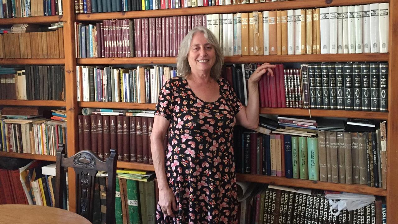 Die liberale Rabbinerin Mira Raz an einem Bücherregal.