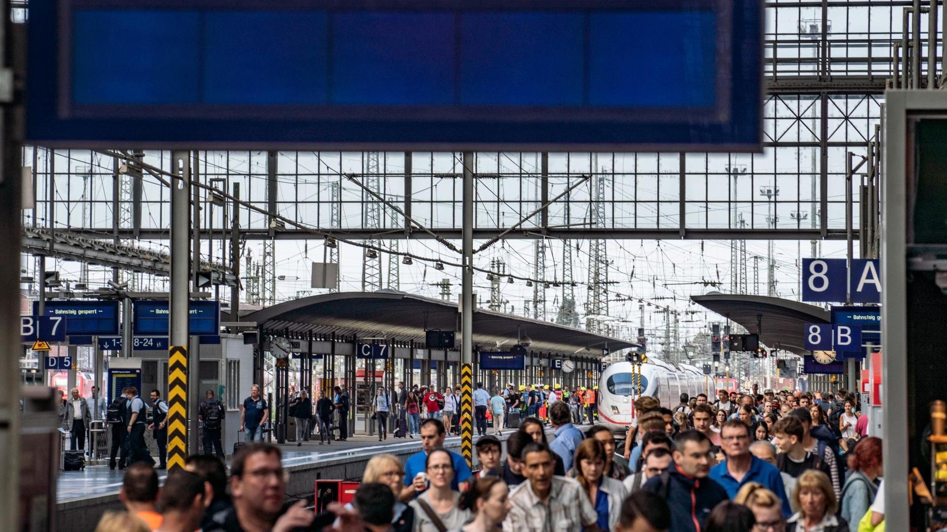 Blick in den Frankfurter Hauptbahnhof. Blick in den Frankfurter Hauptbahnhof.