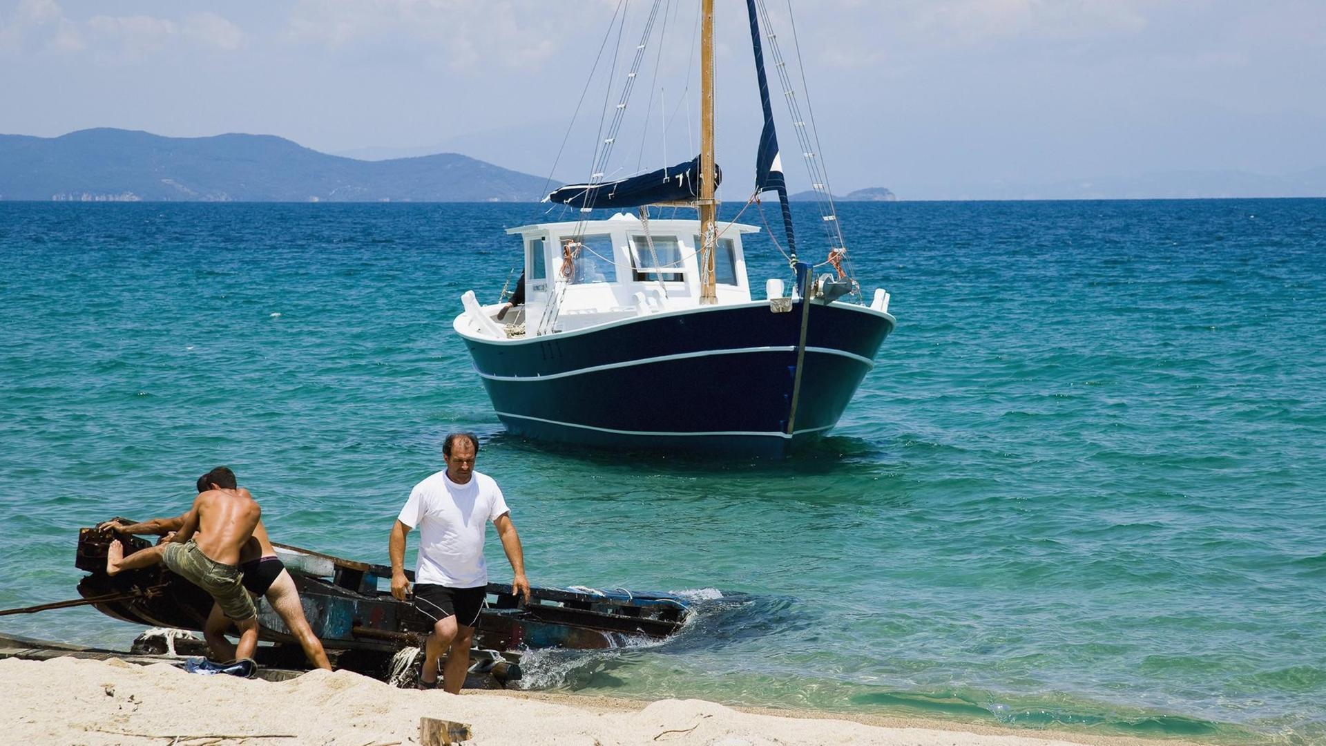 Neues traditionelles Holzboot wird in Ierissos ins Meer gelassen