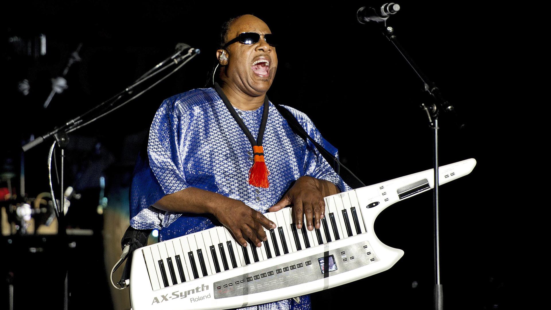 Stevie Wonder ist einer der bekanntesten blinden Musiker