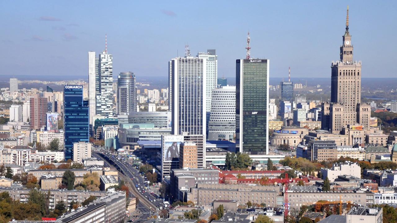 Zdjęcie przedstawia wieżowce w centrum stolicy Polski, Warszawy, zrobione 13 października 2010 roku. 