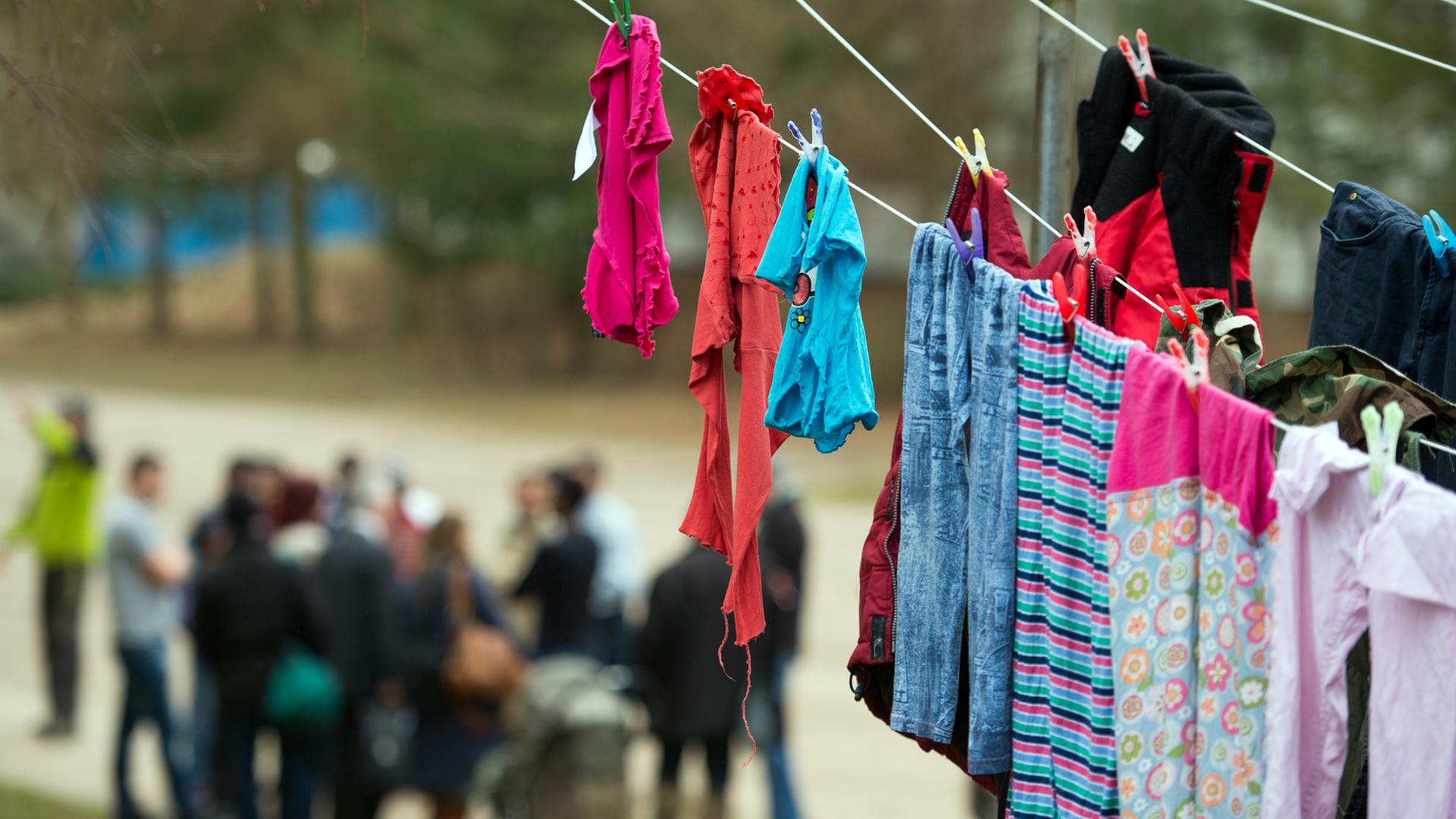 Frisch gewaschene Wäsche hängt auf einer Leine vor einem Asylbewerberheim in Garzau-Garzin nahe Strausberg im Landkreis Märkisch-Oderland (Brandenburg).