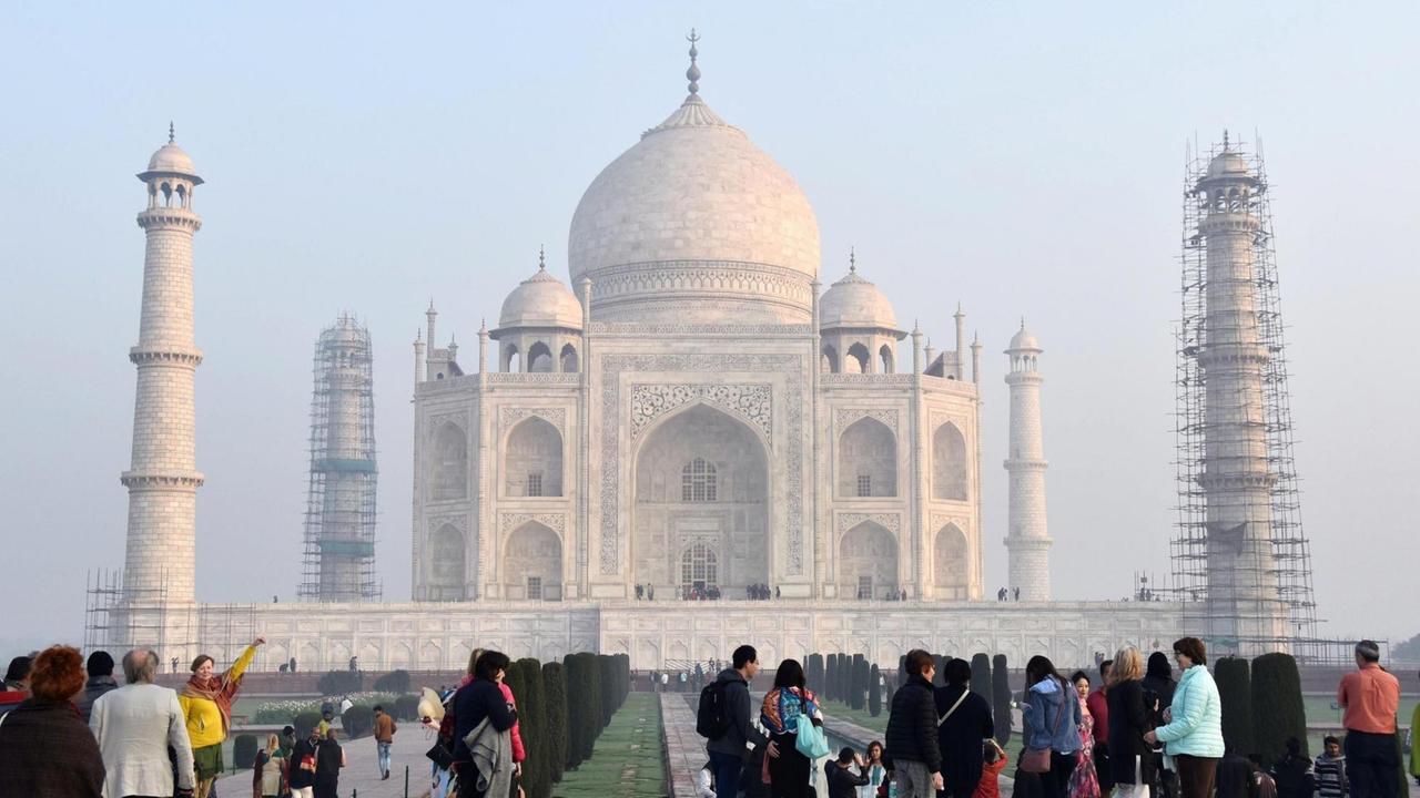 Touristen besichtigen das Taj Mahal in Agra 