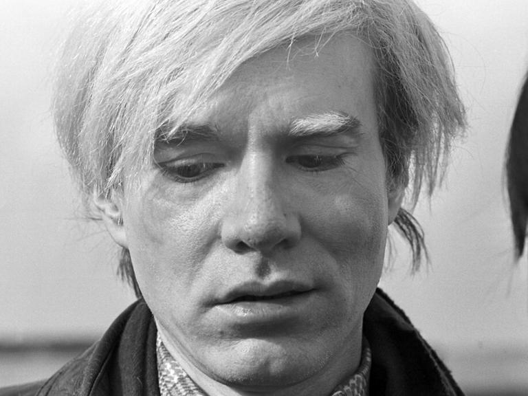 Der amerikanische Künstler und Underground-Filmer Andy Warhol hält sich zur Premiere seines neuen Films "Trash" am 17.02.1971 in München auf.