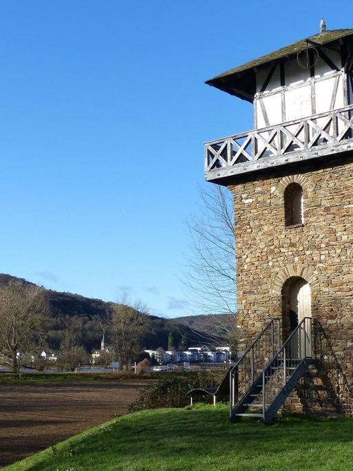 Das Foto zeigt einen rekonstruierten Limesturm am Rhein.