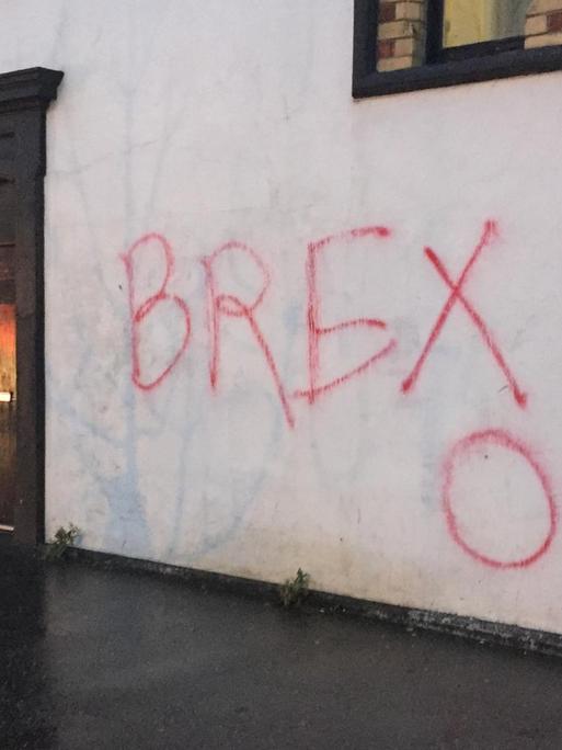 Ein Mann geht an einem Brexit-Graffiti in Belfast vorbei.