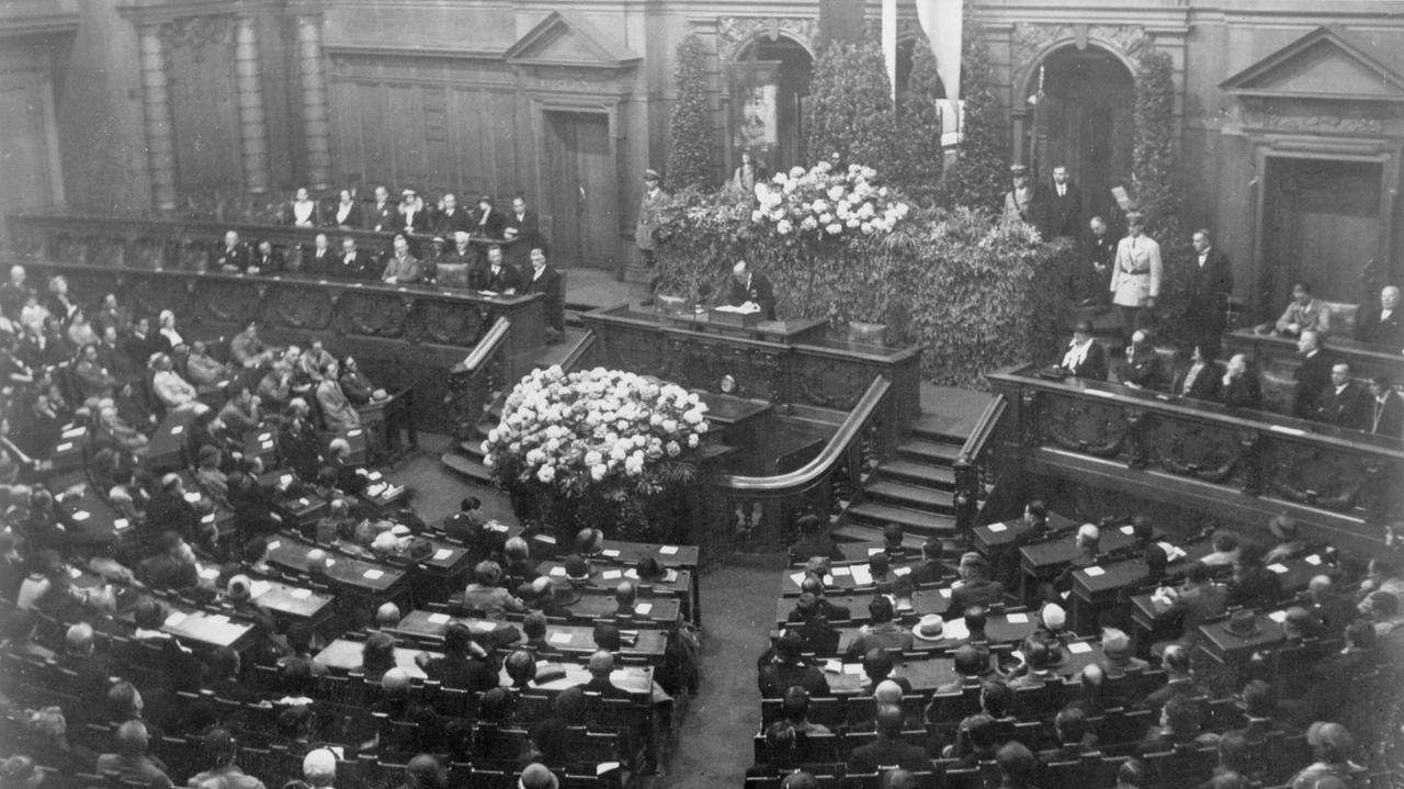 Die Schwarz-weiß-Fotografie von 1922 zeigt den gut besetzten Plenarsaal des Deutschen Reichtstags in Berlin.
