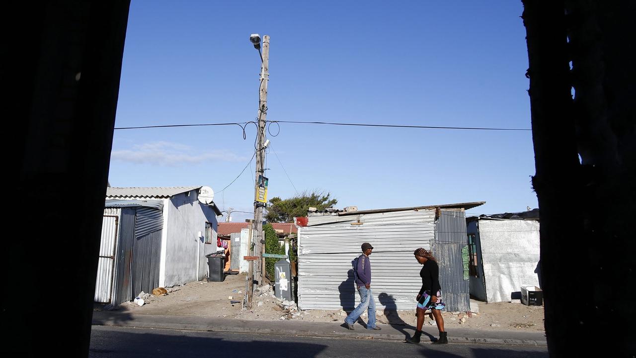 Südafrikaner im Townsip Masiphumelele in Kapstadt