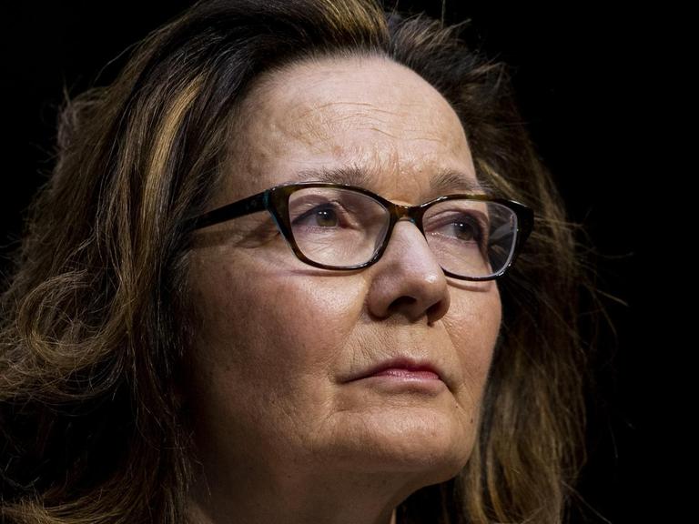 Der US-Senat hat der Ernennung der umstrittenen Kandidatin Gina Haspel zur neuen CIA-Chefin zugestimmt. Sie sagt vor dem US-Senat in Washington aus.
