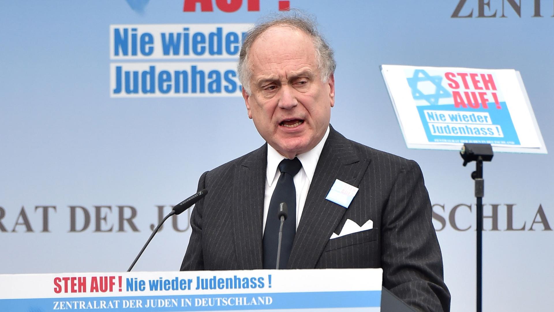 Der Präsident des World Jewish Congress, Ronald S. Lauder, spricht zu den Teilnehmern der Kundgebung "Steh auf! Nie wieder Judenhass!" vor dem Brandenburger Tor in Berlin.
