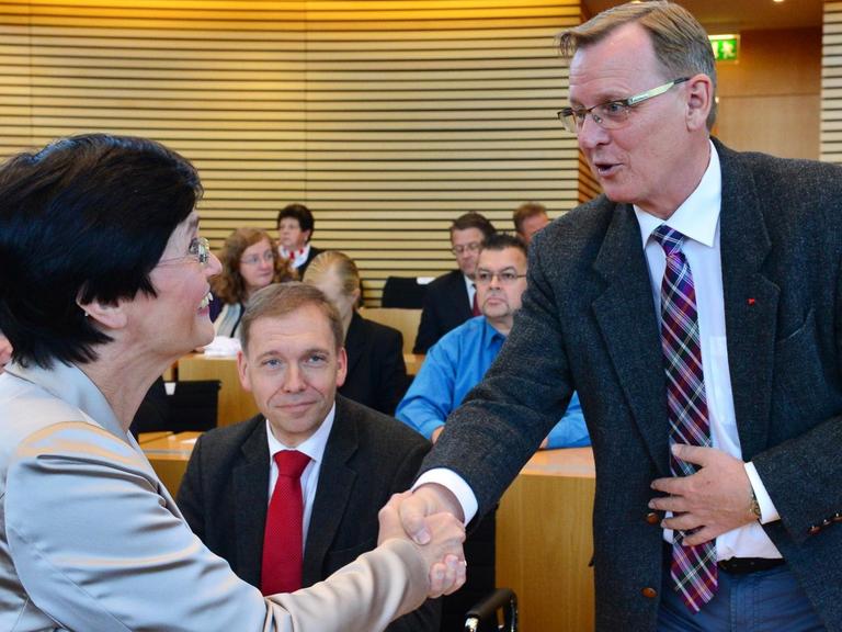 Christine Lieberknecht (CDU) begrüßt den Fraktionschef der Linken, Bodo Ramelow, im Thüringer Landtag