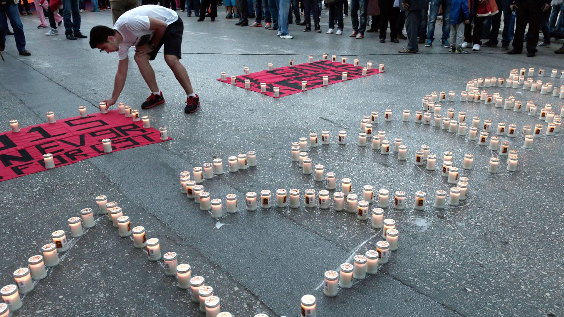 In der griechischen Hauptstadt Athen zündet ein Armenier Kerzen vor der türkischen Botschaft an, um an den 99. Jahrestag der Tötung von 1,5 Millionen Armeniern zu erinnern.
