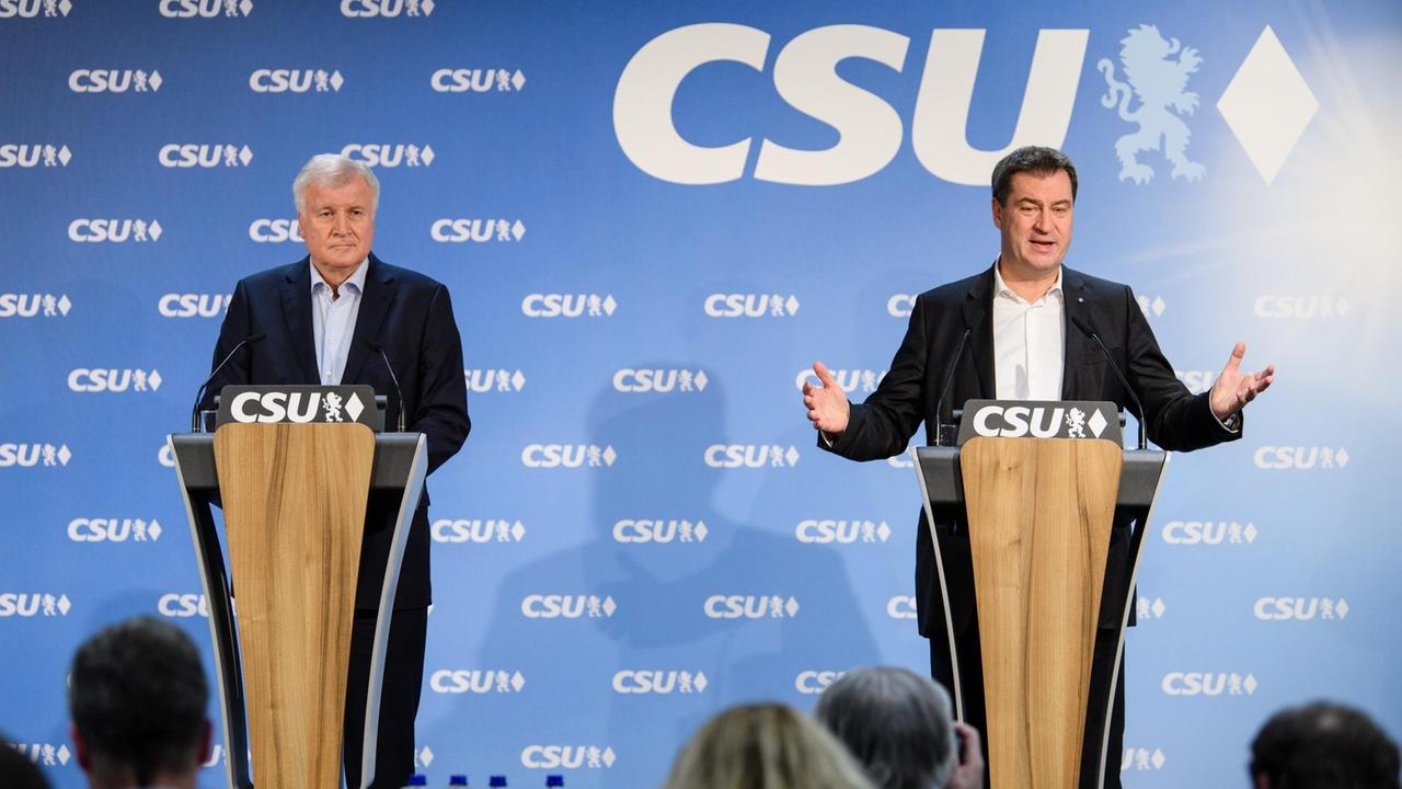 Markus Söder, Ministerpräsident von Bayern, spricht neben Horst Seehofer, Vorsitzender der CSU, auf einer Pressekonferenz nach einer gemeinsamen Sitzung des CSU-Vorstands und der CSU-Landtagsfraktion.

/dpa +++ dpa-Bildfunk +++