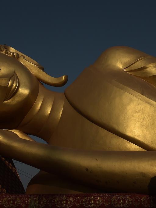 Eine liegende Buddha-Figur in Laos