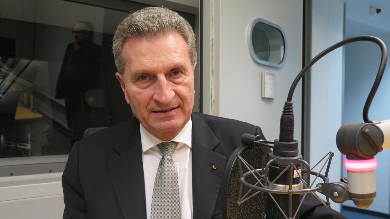 Günther Oettinger (CDU) im Studio des Deutschlandfunks.