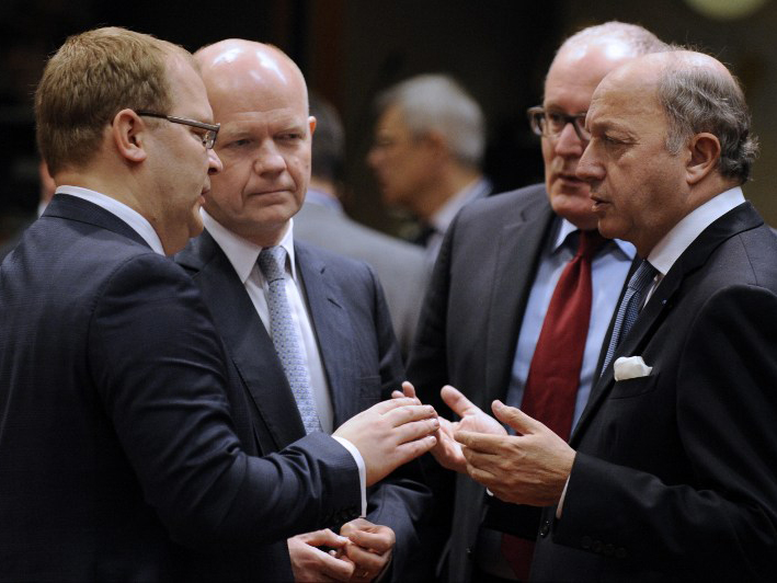 Der estnische Außenminister Urmas Paet, sein britischer Kollege William Hague, der niederländische Außenminister Frans Timmermans und sein Kollege aus Frankreich, Laurent Fabius, beim Treffen in Brüssel.