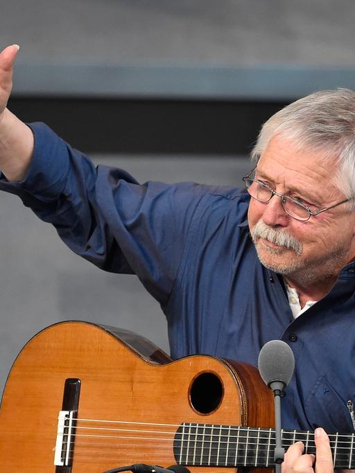 Der Liedermacher Wolf Biermann singt am 7.11.2014 im Bundestag anlässlich einer Gedenkstunde an den Fall der Berliner Mauer.