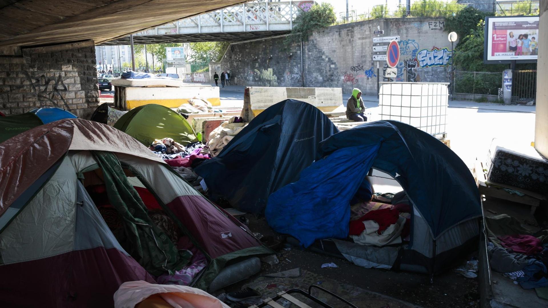Ein Blick auf das Flüchtlingslager im Pariser Norden, in der Nähe der "Porte de la Chapelle".