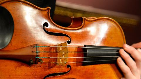 Das Bild zeigt die "Macdonald" Stradivarius Viola, die 1719 von Antonio Stradivari (1641-1737) geschaffen hat. Bei Sotheby's wurde sie in Paris am April 15, 2014 versteigert. Sotheby's hat den Preis in New York auf 45 Million US Dollars geschätzt. AFP PHOTO BERTRAND GUAY