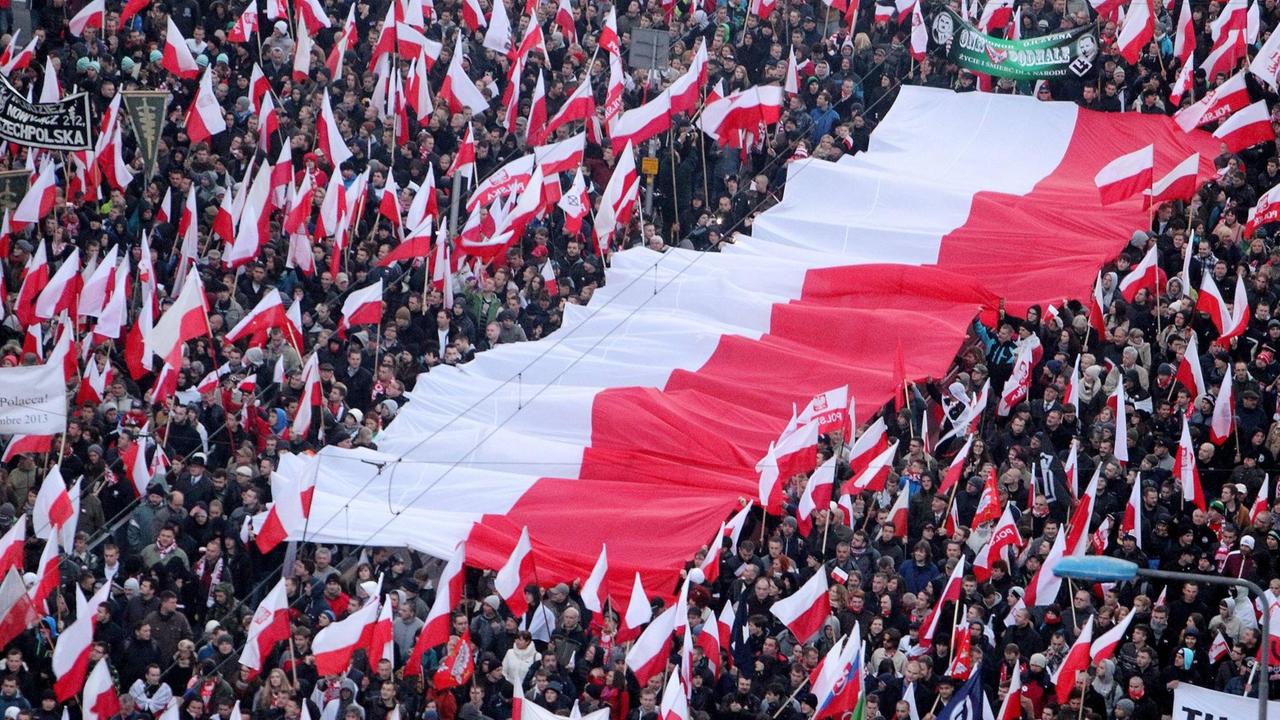 Beim Marsch der Nationalisten in Warschau skandieren jährlich Zigtausende patriotische bis nationalistische Parolen, hier im Jahr 2013