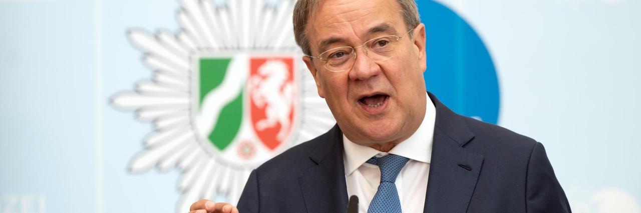 Armin Laschet mit dem Landes-Wappen