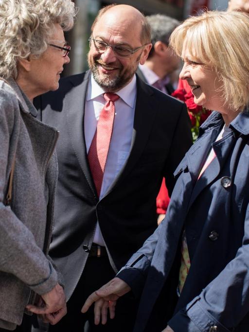Der SPD-Kanzlerkandidat Martin Schulz (M) und Ministerpräsidentin Hannelore Kraft (SPD, 3.v.r) unterhalten sich bei einem Wahlkampfauftritt mit Bürgern.