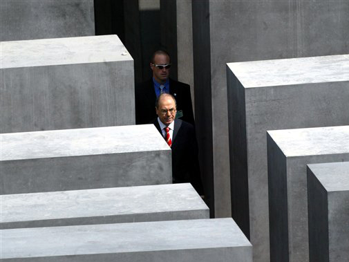 Der israelische Außenminister Silvan Schalom, vorne, geht durch das Stelenfeld des Holocaust-Denkmals in Berlin