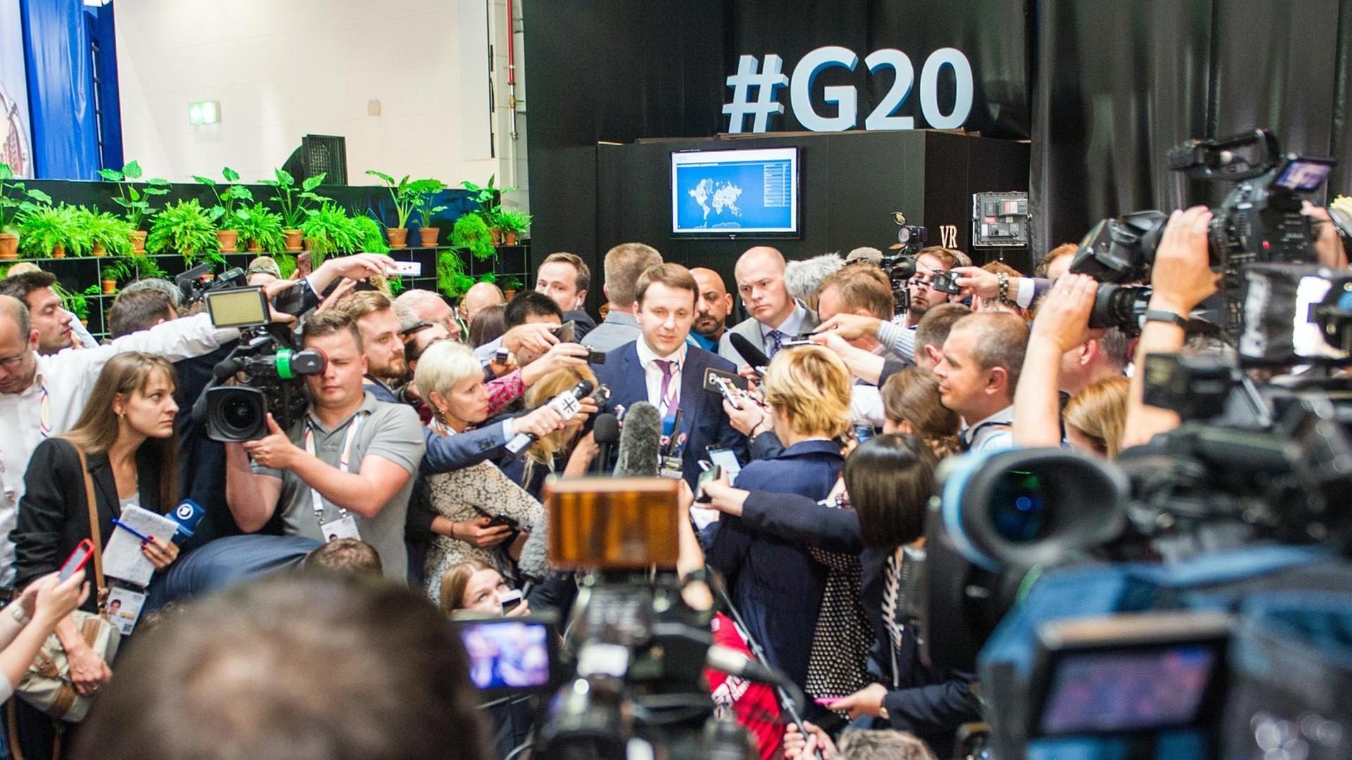 Der russische Wirtschaftsminister Maxim Oreschkin äußert sich am 07.07.2017 im Medienzentrum für Journalisten, das anlässlich des G20-Gipfels eingerichtet wurde.